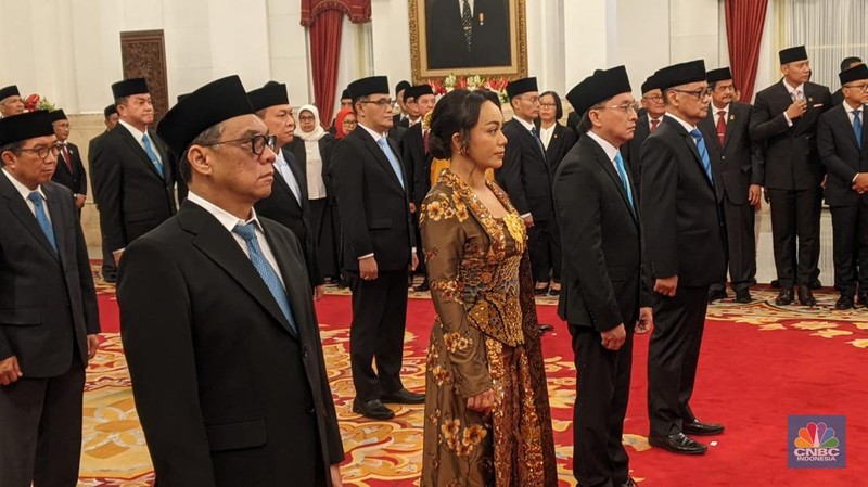 Raffi Ahmad didampingi Istri usai diangkat sebagai Staf Khusus Utusan Khusus Presiden Bidang Pembinaan Generasi Muda dan Pekerja Seni oleh Presiden Prabowo Subianto di Istana Negara, Jakarta, Selasa (22/10/2024). (CNBC Indonesia/Emir Yanwardhana)