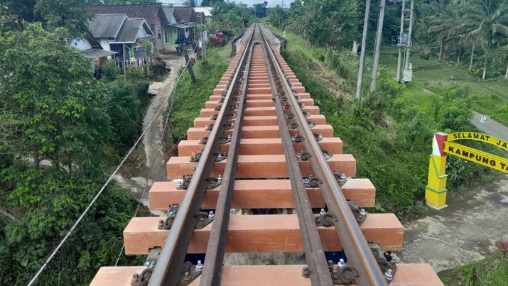 Bantalan rel kereta api kayu diganti ke sintetis. (Dok. KAI)