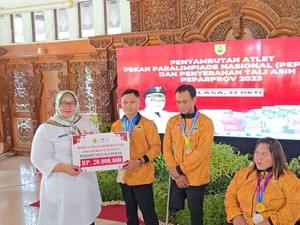 Bupati Sragen Serahkan Bonus Miliaran Rupiah untuk Atlet Peparprov