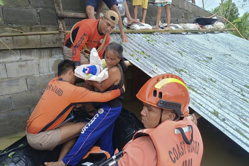 Suasana pasca Badai Tropis Trami menghantam kota Guinobata di provinsi Albay, Filipina, Rabu (23/10/2024). (AP Photo/John Michael Magdasoc)