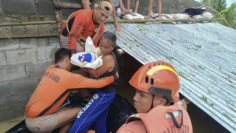 Suasana pasca Badai Tropis Trami menghantam kota Guinobata di provinsi Albay, Filipina, Rabu (23/10/2024). (AP Photo/John Michael Magdasoc)