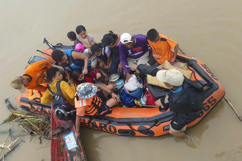 Suasana pasca Badai Tropis Trami menghantam kota Guinobata di provinsi Albay, Filipina, Rabu (23/10/2024). (AP Photo/John Michael Magdasoc)