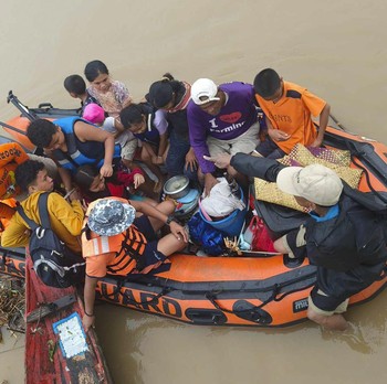Penampakan Tetangga RI Lumpuh Dihantam Badai Tropis Trami