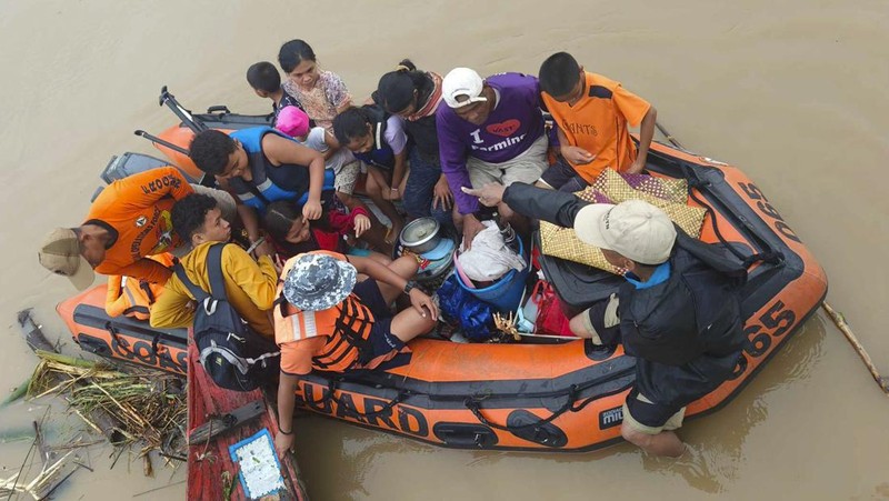 Suasana pasca Badai Tropis Trami menghantam kota Guinobata di provinsi Albay, Filipina, Rabu (23/10/2024). (AP Photo/John Michael Magdasoc)