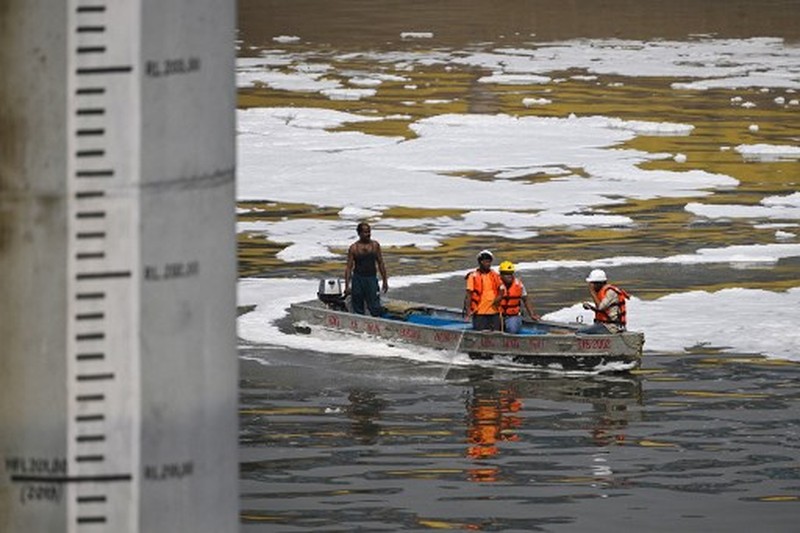 Foto udara menampilkan busa putih beracun yang mengapung di Sungai Yamuna, India, Selasa (22/10/2024). (REUTERS)