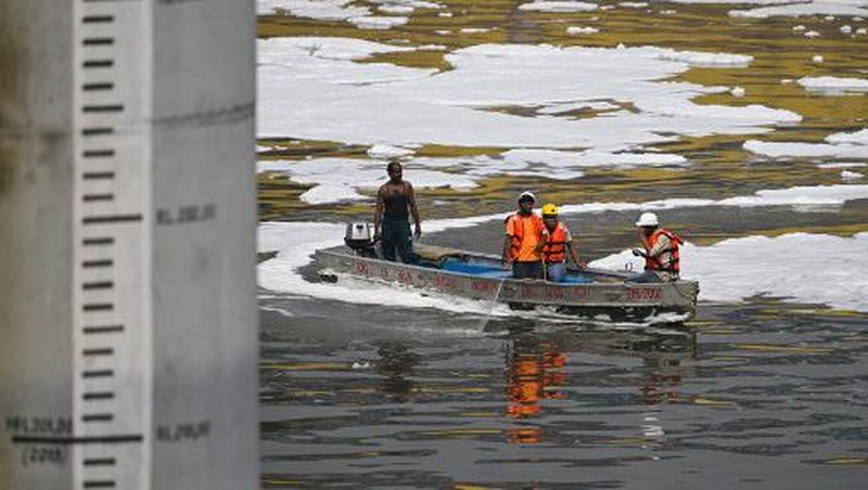 Foto udara menampilkan busa putih beracun yang mengapung di Sungai Yamuna, India, Selasa (22/10/2024). (REUTERS)