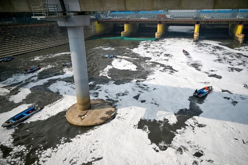Foto udara menampilkan busa putih beracun yang mengapung di Sungai Yamuna, India, Selasa (22/10/2024). (REUTERS) Foto udara menampilkan busa putih beracun yang mengapung di Sungai Yamuna, India, Selasa (22/10/2024). (REUTERS)
