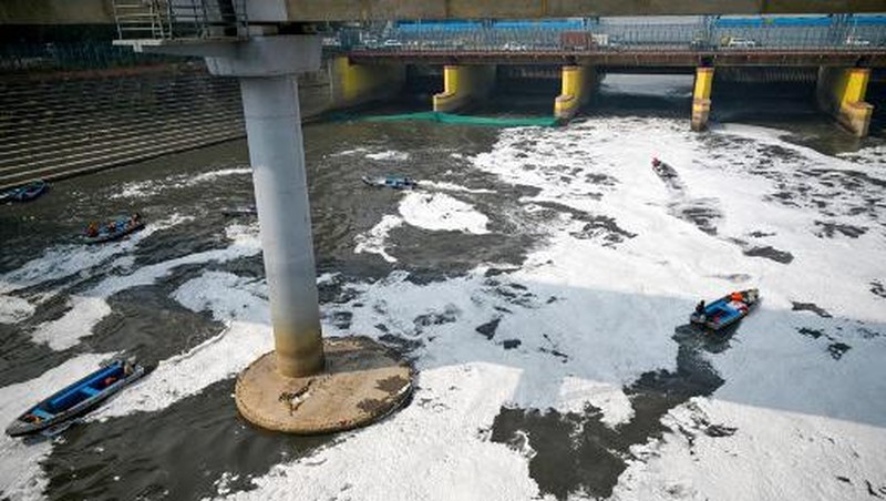 Foto udara menampilkan busa putih beracun yang mengapung di Sungai Yamuna, India, Selasa (22/10/2024). (REUTERS)