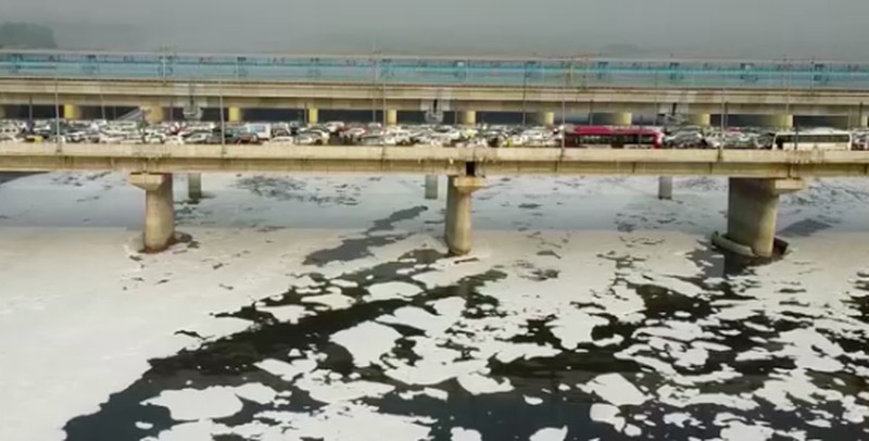 Foto udara menampilkan busa putih beracun yang mengapung di Sungai Yamuna, India, Selasa (22/10/2024). (REUTERS) Foto udara menampilkan busa putih beracun yang mengapung di Sungai Yamuna, India, Selasa (22/10/2024). (REUTERS)