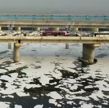 Penampakan 'Awan Putih Beracun' Kepung Sungai Sakral di India