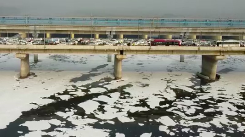 Foto udara menampilkan busa putih beracun yang mengapung di Sungai Yamuna, India, Selasa (22/10/2024). (REUTERS)