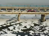 Penampakan 'Awan Putih Beracun' Kepung Sungai Sakral di India