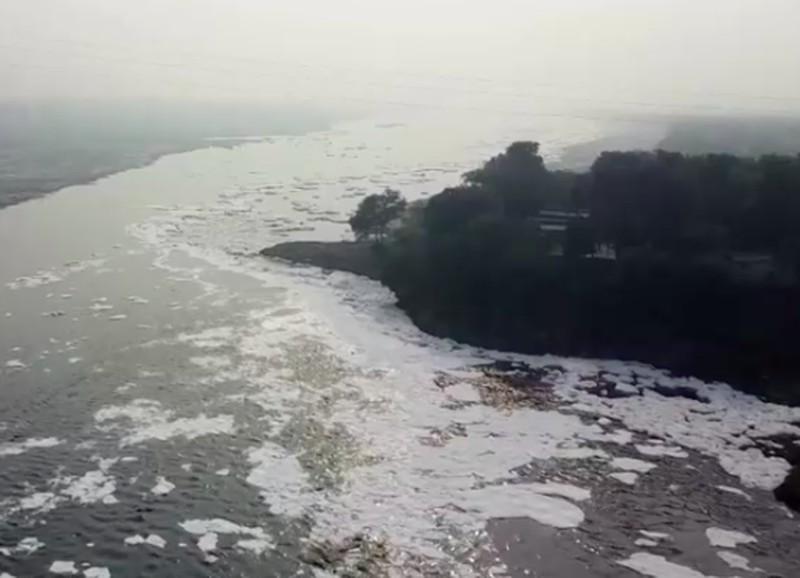 Foto udara menampilkan busa putih beracun yang mengapung di Sungai Yamuna, India, Selasa (22/10/2024). (REUTERS) Foto udara menampilkan busa putih beracun yang mengapung di Sungai Yamuna, India, Selasa (22/10/2024). (REUTERS)