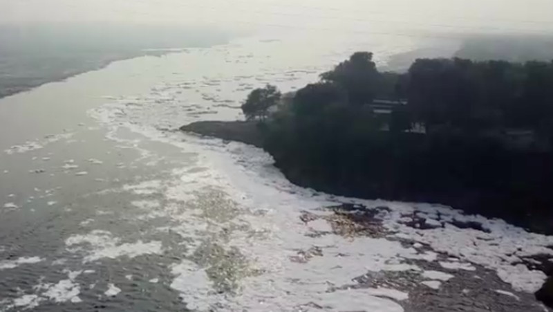 Foto udara menampilkan busa putih beracun yang mengapung di Sungai Yamuna, India, Selasa (22/10/2024). (REUTERS)