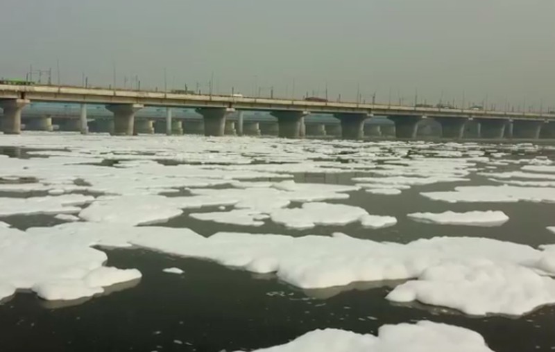 Foto udara menampilkan busa putih beracun yang mengapung di Sungai Yamuna, India, Selasa (22/10/2024). (REUTERS) Foto udara menampilkan busa putih beracun yang mengapung di Sungai Yamuna, India, Selasa (22/10/2024). (REUTERS)