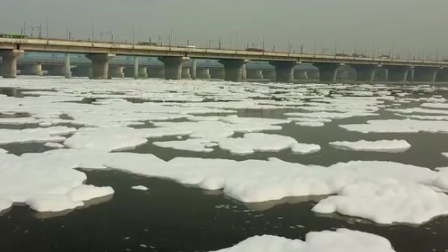 Foto udara menampilkan busa putih beracun yang mengapung di Sungai Yamuna, India, Selasa (22/10/2024). (REUTERS)