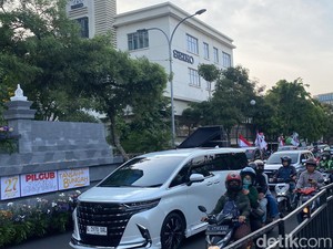 Ada Kirab Maskot Pilkada Serentak 2024, Lalu Lintas Jalan Tunjungan Macet