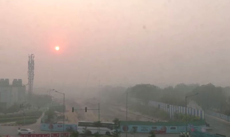 Kabut asap pagi di New Delhi, India, Rabu (23/10/2024). (REUTERS/Anushree Fadnavis)
