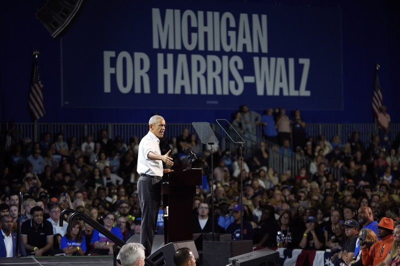 Mantan Presiden Barack Obama berpidato pada rapat umum kampanye yang mendukung calon presiden dari Partai Demokrat, Wakil Presiden Kamala Harris, Selasa, 22 Oktober 2024, di Detroit. (AP Photo/Paul Sancya)