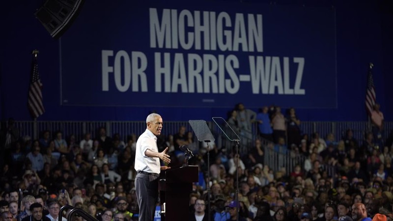 Mantan Presiden Barack Obama berpidato pada rapat umum kampanye yang mendukung calon presiden dari Partai Demokrat, Wakil Presiden Kamala Harris, Selasa, 22 Oktober 2024, di Detroit. (AP Photo/Paul Sancya)