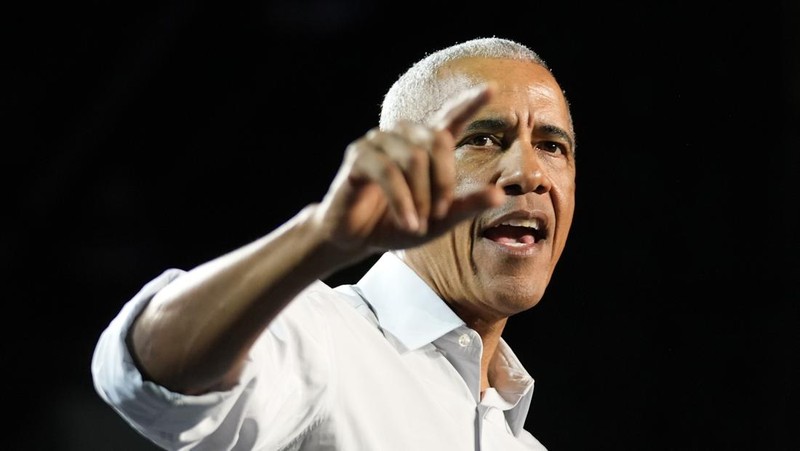 Mantan Presiden Barack Obama berpidato pada rapat umum kampanye yang mendukung calon presiden dari Partai Demokrat, Wakil Presiden Kamala Harris, Selasa, 22 Oktober 2024, di Detroit. (AP Photo/Paul Sancya)