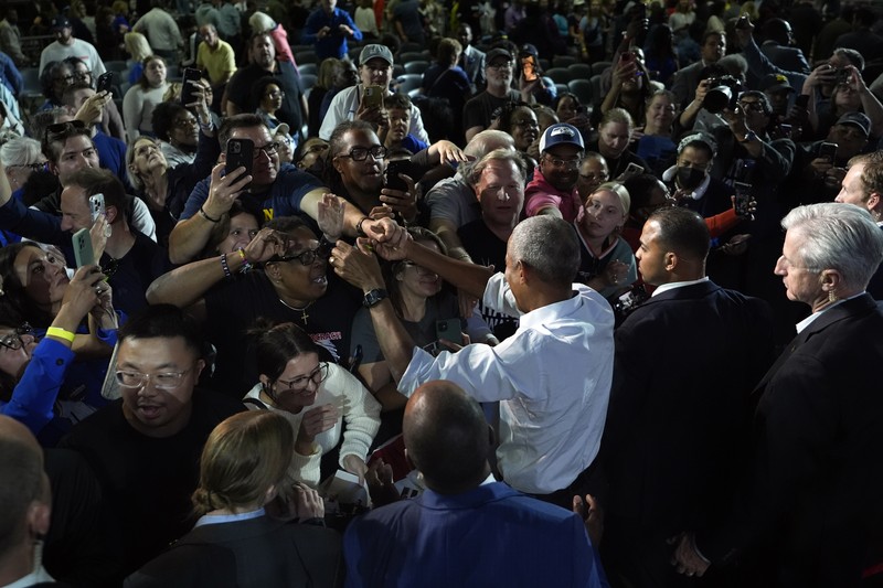 Mantan Presiden Barack Obama berpidato pada rapat umum kampanye yang mendukung calon presiden dari Partai Demokrat, Wakil Presiden Kamala Harris, Selasa, 22 Oktober 2024, di Detroit. (AP Photo/Paul Sancya)
