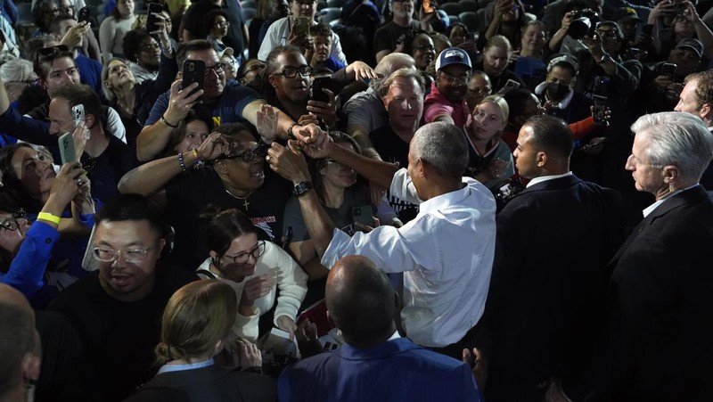 Mantan Presiden Barack Obama berpidato pada rapat umum kampanye yang mendukung calon presiden dari Partai Demokrat, Wakil Presiden Kamala Harris, Selasa, 22 Oktober 2024, di Detroit. (AP Photo/Paul Sancya)