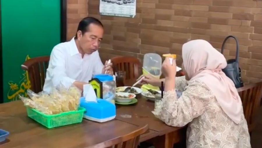 Mantan Presiden RI ke-7 Joko Widodo mengunggah sebuah video di laman Instagram pribadinya yang menampilkan dirinya makan di sebuah warung sate di Sukoharjo bersama istri. (Instagram @jokowi)