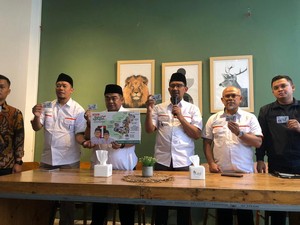 Helmi-Yudi Pamer Kartu Garut Someah di Pilkada Garut 2024