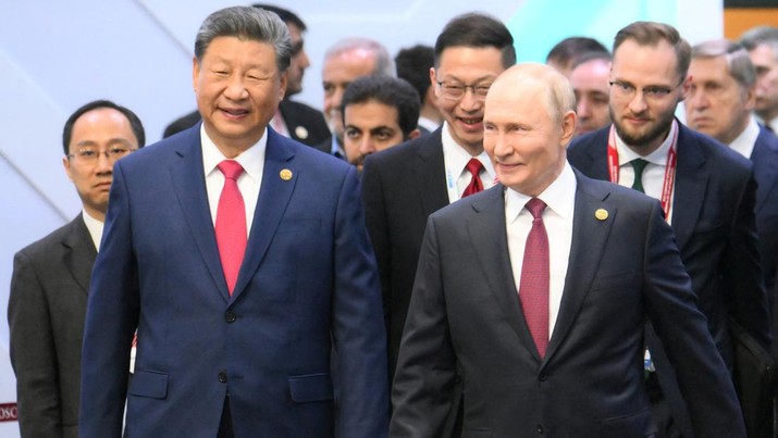 Presiden China Xi Jinping dan Presiden Rusia Vladimir Putin saat menghadiri KTT BRICS di Kazan, Rusia, Rabu (23/10/2024). (REUTERS/BRICS-RUSSIA2024)