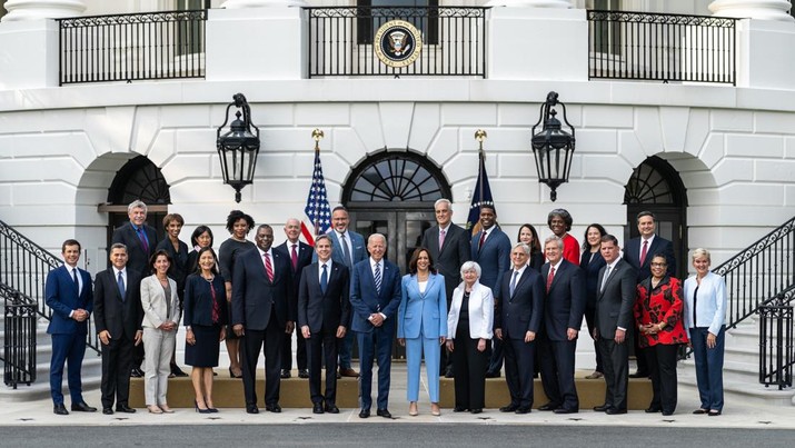 Presiden Joe Biden dan Wakil Presiden Kamala Harris berfoto bersama anggota Kabinet pada Selasa, 20 Juli 2021, di Portico Selatan Gedung Putih. (Official White House Photo by Adam Schultz)