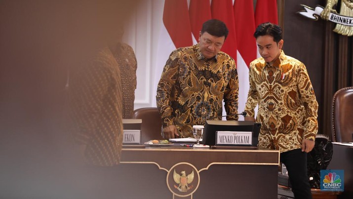 Presiden Prabowo Subianto dan Wakil Presiden Gibran Rakabuming Raka bersalaman dengan para menteri Indonesia kabinet merah putih di Istana Merdeka, Jakarta, Rabu (23/10/2024). (CNBC Indonesia/Tri Susilo)