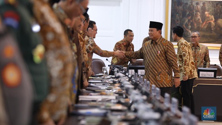Presiden Prabowo Subianto dan Wakil Presiden Gibran Rakabuming Raka bersalaman dengan para menteri Indonesia kabinet merah putih di Istana Merdeka, Jakarta, Rabu (23/10/2024). (CNBC Indonesia/Tri Susilo)