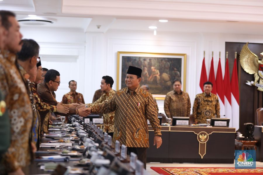 Presiden Prabowo Subianto dan Wakil Presiden Gibran Rakabuming Raka bersalaman dengan para menteri Indonesia kabinet merah putih di Istana Merdeka, Jakarta, Rabu (23/10/2024). (CNBC Indonesia/Tri Susilo)