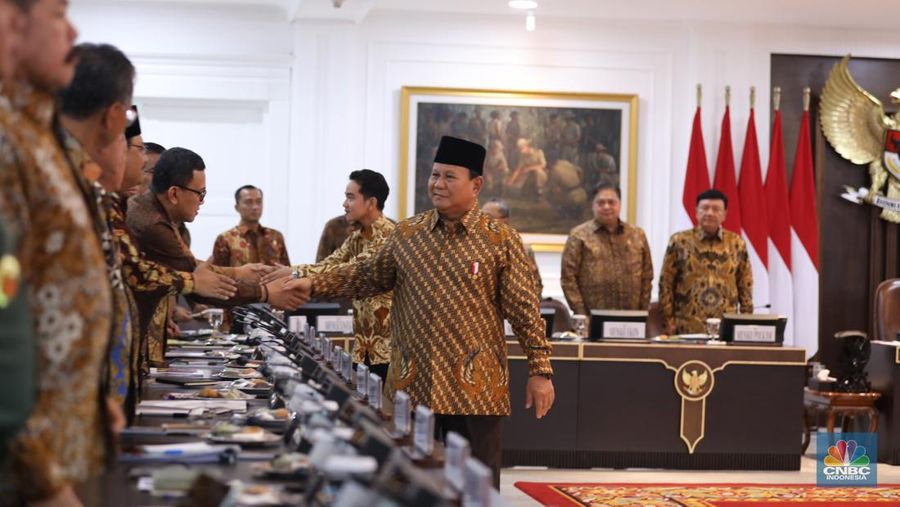 Presiden Prabowo Subianto dan Wakil Presiden Gibran Rakabuming Raka bersalaman dengan para menteri Indonesia kabinet merah putih di Istana Merdeka, Jakarta, Rabu (23/10/2024). (CNBC Indonesia/Tri Susilo)