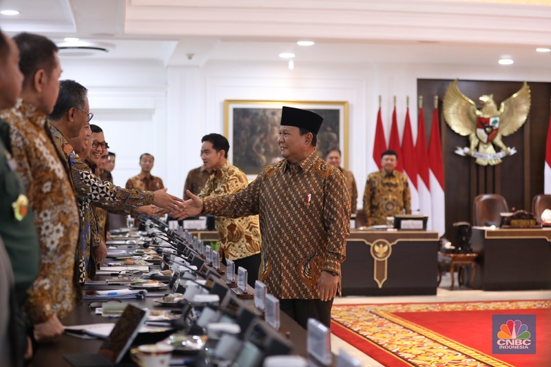 Presiden Prabowo Subianto memimpin rapat kabinet perdana masa jabatan 2024-2029 di Istana Merdeka, Jakarta, Rabu (23/10/2024). (CNBC Indonesia/Tri Susilo) Presiden Prabowo Subianto memimpin rapat kabinet perdana masa jabatan 2024-2029 di Istana Merdeka, Jakarta, Rabu (23/10/2024). (CNBC Indonesia/Tri Susilo)