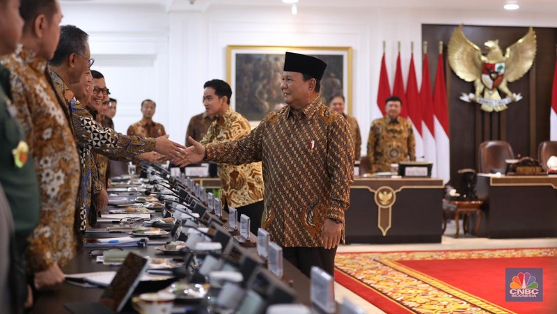 Presiden Prabowo Subianto memimpin rapat kabinet perdana masa jabatan 2024-2029 di Istana Merdeka, Jakarta, Rabu (23/10/2024). (CNBC Indonesia/Tri Susilo)