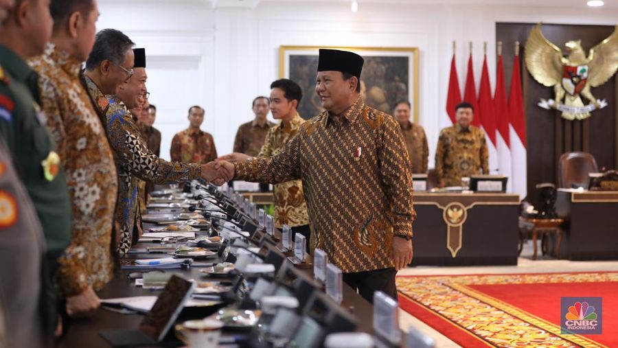Presiden Prabowo Subianto dan Wakil Presiden Gibran Rakabuming Raka bersalaman dengan para menteri Indonesia kabinet merah putih di Istana Merdeka, Jakarta, Rabu (23/10/2024). (CNBC Indonesia/Tri Susilo)
