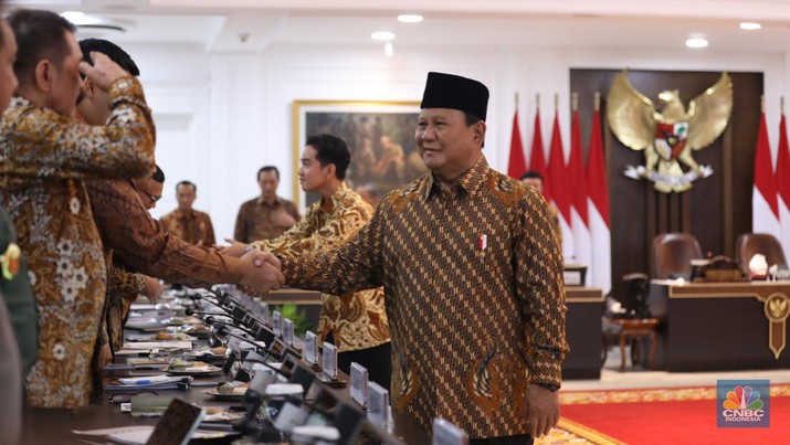 Presiden Prabowo Subianto dan Wakil Presiden Gibran Rakabuming Raka bersalaman dengan para menteri Indonesia kabinet merah putih di Istana Merdeka, Jakarta, Rabu (23/10/2024). (CNBC Indonesia/Tri Susilo)