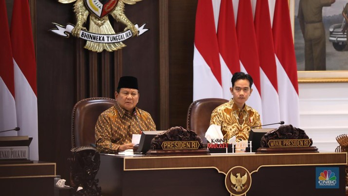 Presiden Prabowo Subianto (kiri) dan Wakil Presiden Gibran Rakabuming Raka (kanan) memimpin rapat kabinet perdana masa jabatan 2024-2029 di Istana Merdeka, Jakarta, Rabu (23/10/2024). (CNBC Indonesia/Tri Susilo)