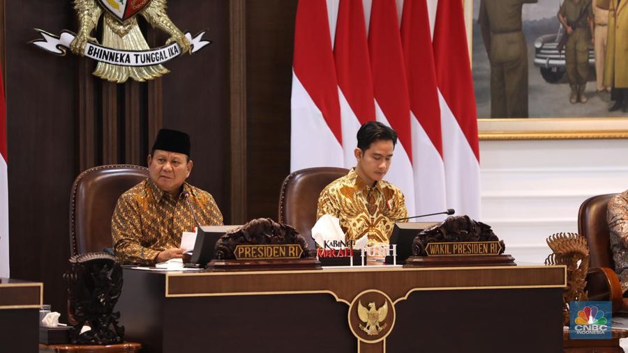 Presiden Prabowo Subianto (kiri) dan Wakil Presiden Gibran Rakabuming Raka (kanan) memimpin rapat kabinet perdana masa jabatan 2024-2029 di Istana Merdeka, Jakarta, Rabu (23/10/2024). (CNBC Indonesia/Tri Susilo)