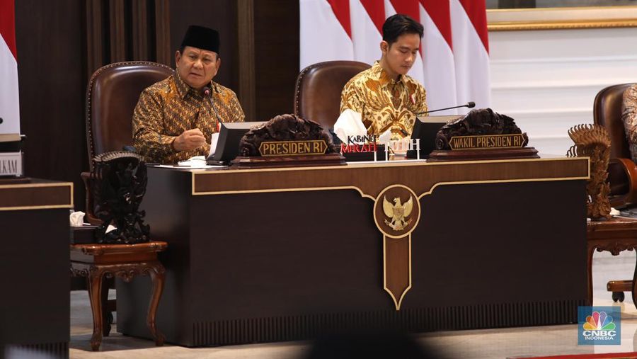 Presiden Prabowo Subianto (kiri) dan Wakil Presiden Gibran Rakabuming Raka (kanan) memimpin rapat kabinet perdana masa jabatan 2024-2029 di Istana Merdeka, Jakarta, Rabu (23/10/2024). (վ/Tri Susilo)