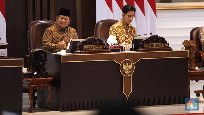 Presiden Prabowo Subianto (kiri) dan Wakil Presiden Gibran Rakabuming Raka (kanan) memimpin rapat kabinet perdana masa jabatan 2024-2029 di Istana Merdeka, Jakarta, Rabu (23/10/2024). (CNBC Indonesia/Tri Susilo)