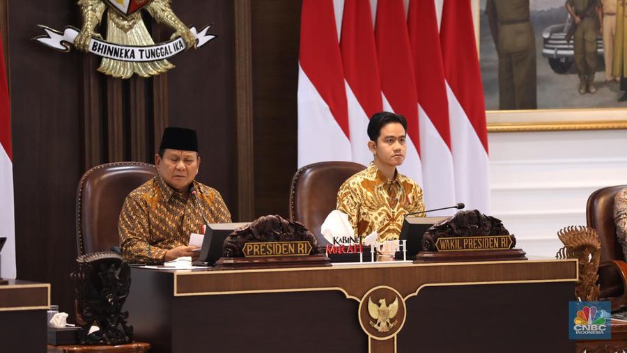 Presiden Prabowo Subianto (kiri) dan Wakil Presiden Gibran Rakabuming Raka (kanan) memimpin rapat kabinet perdana masa jabatan 2024-2029 di Istana Merdeka, Jakarta, Rabu (23/10/2024). (վ/Tri Susilo)
