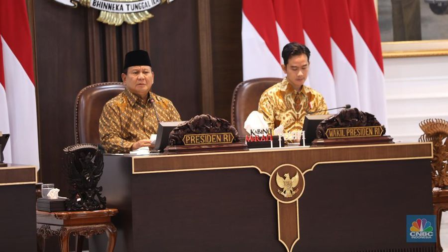 Presiden Prabowo Subianto (kiri) dan Wakil Presiden Gibran Rakabuming Raka (kanan) memimpin rapat kabinet perdana masa jabatan 2024-2029 di Istana Merdeka, Jakarta, Rabu (23/10/2024). (վ/Tri Susilo)