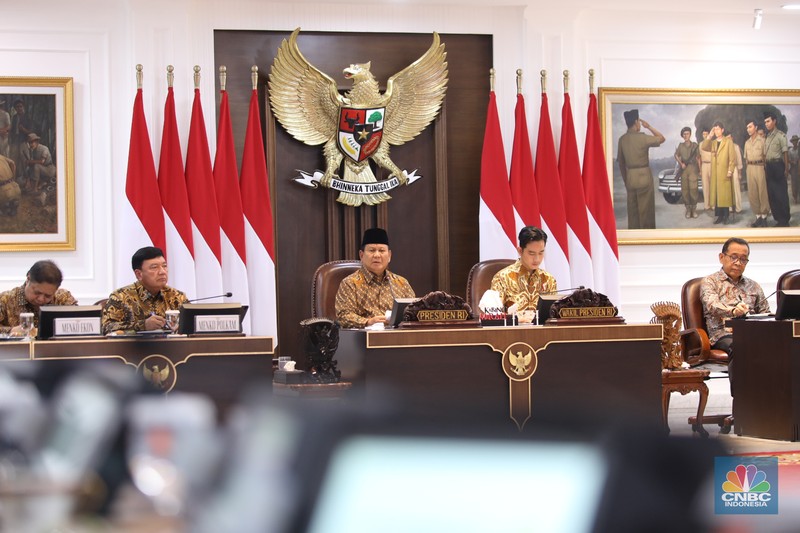 Presiden Prabowo Subianto memimpin rapat kabinet perdana masa jabatan 2024-2029 di Istana Merdeka, Jakarta, Rabu (23/10/2024). (CNBC Indonesia/Tri Susilo)