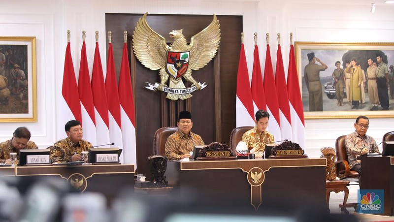 Presiden Prabowo Subianto memimpin rapat kabinet perdana masa jabatan 2024-2029 di Istana Merdeka, Jakarta, Rabu (23/10/2024). (CNBC Indonesia/Tri Susilo)