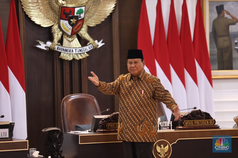 Presiden Prabowo Subianto memimpin rapat kabinet perdana masa jabatan 2024-2029 di Istana Merdeka, Jakarta, Rabu (23/10/2024). (CNBC Indonesia/Tri Susilo)