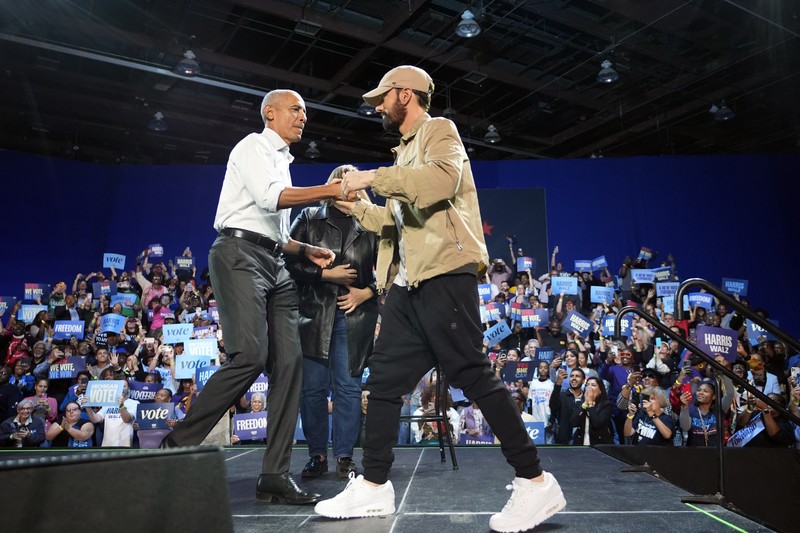 Mantan Presiden Barack Obama berpidato pada rapat umum kampanye yang mendukung calon presiden dari Partai Demokrat, Wakil Presiden Kamala Harris, Selasa, 22 Oktober 2024, di Detroit. (AP Photo/Paul Sancya)