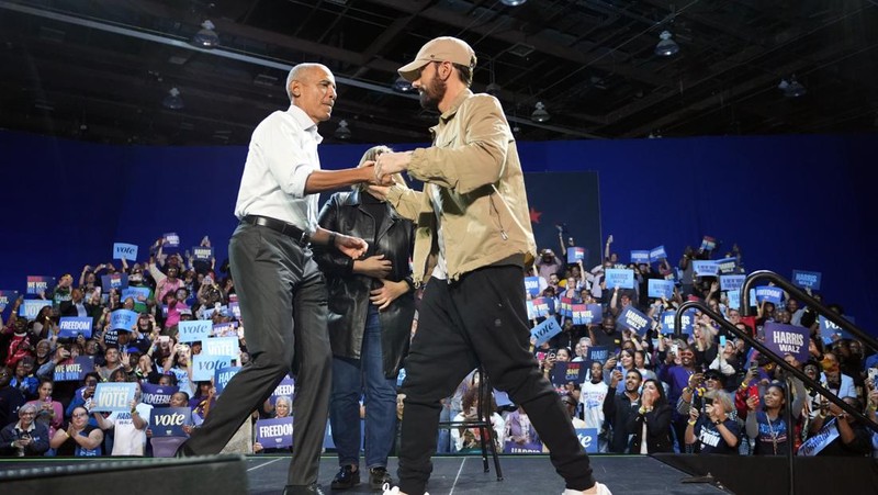 Mantan Presiden Barack Obama berpidato pada rapat umum kampanye yang mendukung calon presiden dari Partai Demokrat, Wakil Presiden Kamala Harris, Selasa, 22 Oktober 2024, di Detroit. (AP Photo/Paul Sancya)